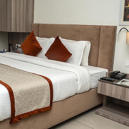 Hotel The Royal Vista Варанаси Экстерьер фото