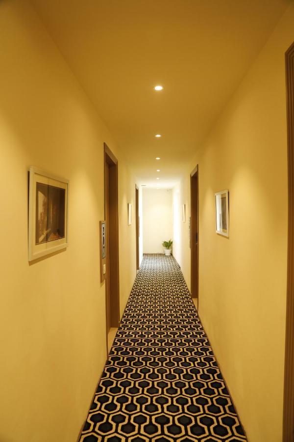 Hotel The Royal Vista Варанаси Экстерьер фото