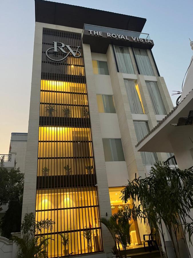 Hotel The Royal Vista Варанаси Экстерьер фото