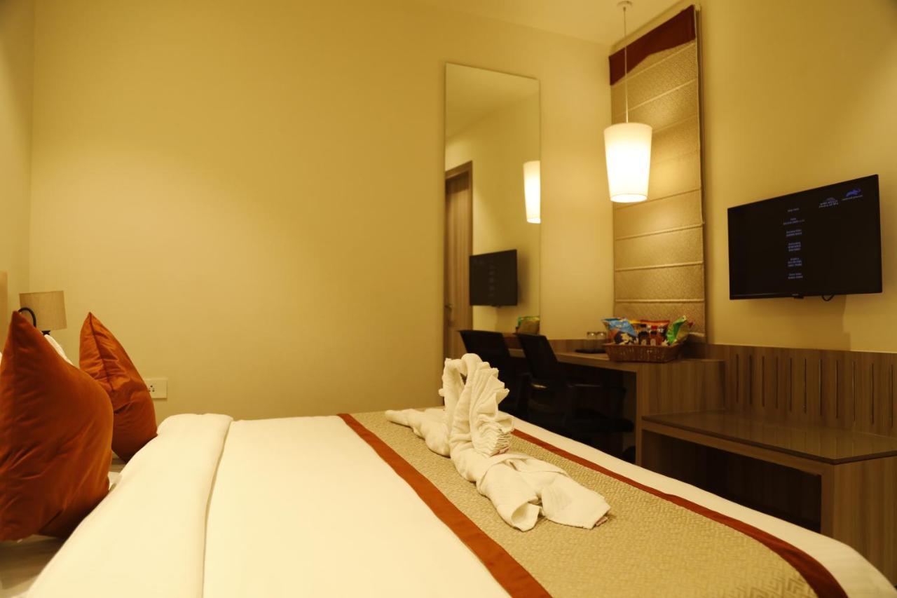 Hotel The Royal Vista Варанаси Экстерьер фото